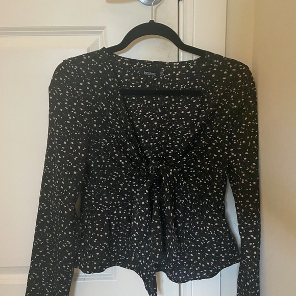 BOGO Boohoo Ditsy Floral Tie Front Black - Picture 4 of 5